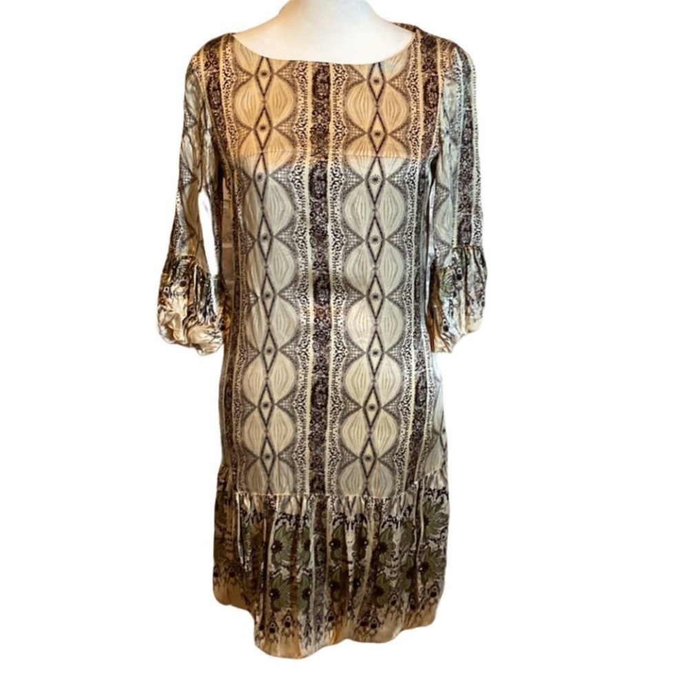Giani Bini sheath bubble hem & sleeves dress. Size 0. Cream 100% silk. Adorable!